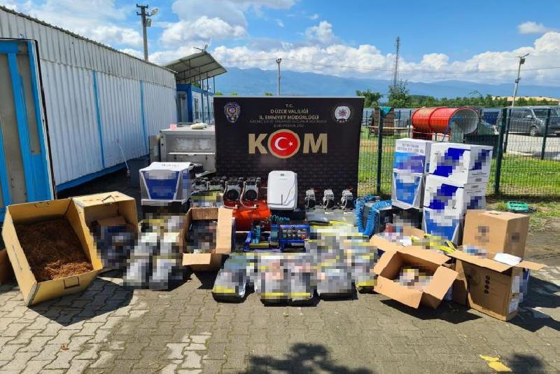 Düzce’de kaçak sigara operasyonu: Binlerce makaron ele geçirildi Düzce’de KOM ekipleri tarafından bir ikamet ve müştemilatında yapılan aramada