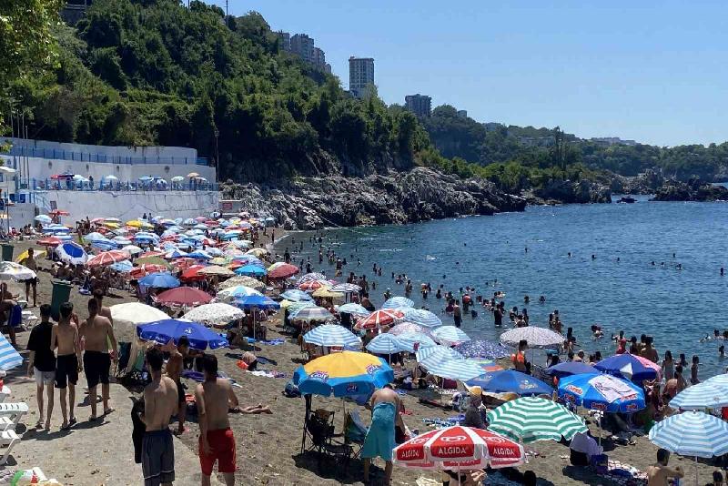 Ege sahillerini aratmadı, yüzlerce kişi halk plajına akın etti Zonguldak’ta hava sıcaklarının 27 dereceye kadar yükselmesinin ardından vatandaşlar halk