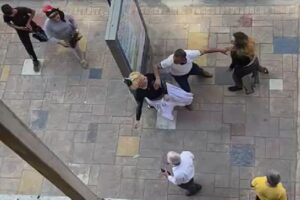 Karabük’te cadde ortasında erkeklerin ayıramadığı 2 kadının kavgasını polis ekipleri