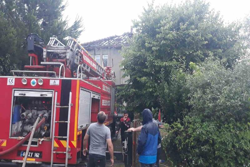 Zonguldak’ın Çaycuma ilçesi Saltukova beldesinde gök gürültülü sağanak yağış etkili