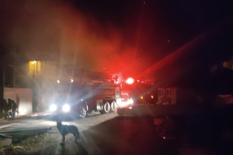 Düzce’nin Akçakoca ilçesinde gece saatlerinde çıkan yangında fındık fabrikası alev