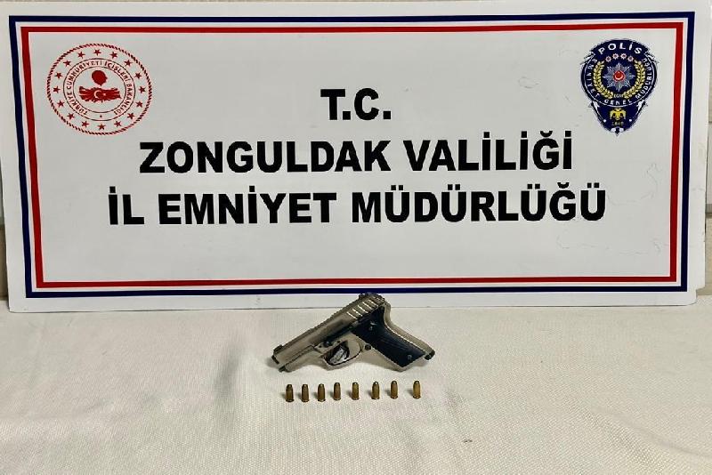 Firari şahıs ruhsatsız tabancasıyla yakalandı Zonguldak’ta iki kişiyi yaralayan firari şahıs polis ekiplerince ruhsatsız tabancasıyla