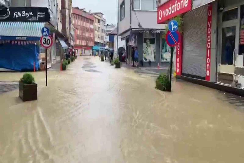 Zonguldak’ın Gökçebey ilçesi ilçe merkezi ve köy yolları, şiddetli yağışlar