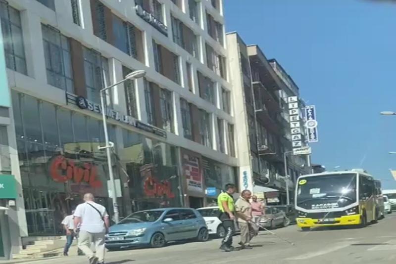Karabük’te araç yoğunluğu nedeniyle yolun karşısına geçmeye çalışan görme engelli