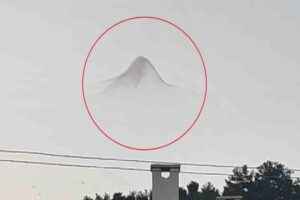 Kastamonu’nun Hanönü ilçesinde hiç bulut yokken gökyüzünde oluşan siyah dağ