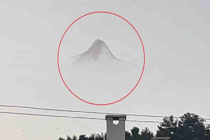 Hiç bulut yokken gökyüzünde ortaya çıkan siluetleri gören telefonuna sarıldı Kastamonu’nun Hanönü ilçesinde hiç bulut yokken gökyüzünde oluşan siyah dağ