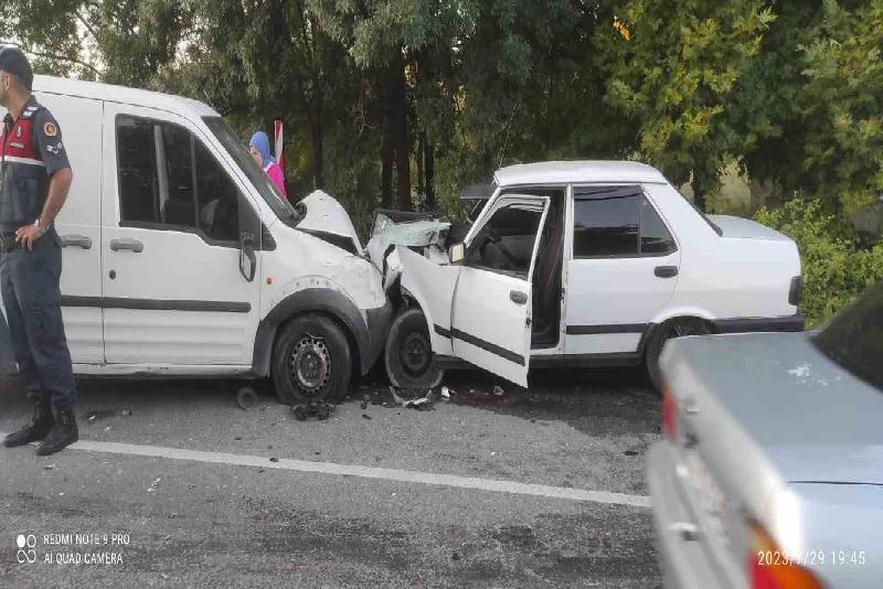 Kdz.Ereğli’de iki araç kafa kafaya çarpıştı, 3 yaralı Zonguldak’ın Ereğli ilçesinde meydana gelen trafik kazasında 3 kişi yaralandı.