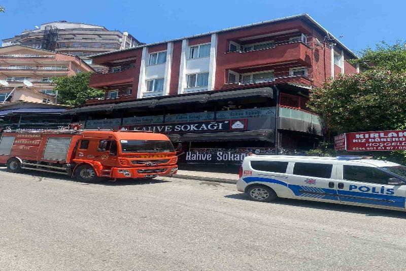 İki katlı caddede yangın çıktı, 1 kişi yaralandı Zonguldak İncivez Mahallesi’nde iki katlı bir kafenin ikinci katında çıkan