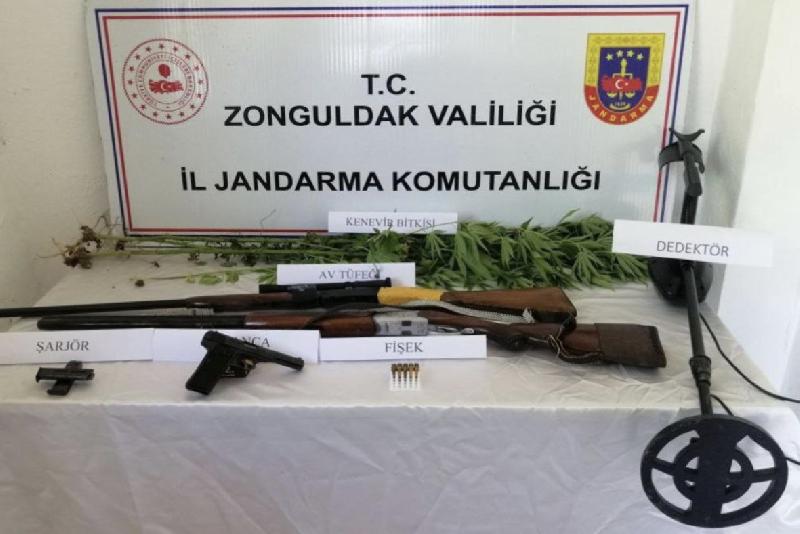 Zonguldak’ta jandarma ekiplerince iki ayrı adrese düzenlenen operasyonda uyuşturucu madde