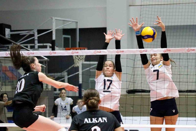 Karabük’te düzenlenen 11. Avrupa İşitme Engelliler Voleybol Şampiyonası’nda mücadele eden