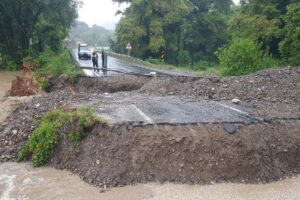 Karabük’te etkili olan sağanak yağış sonrası Karabük-Zonguldak karayolunda heyelan meydana