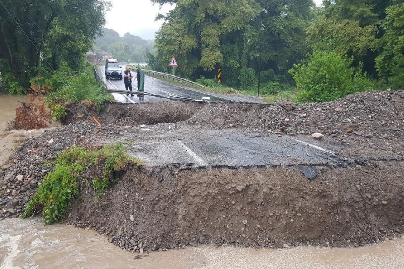 Karabük’te etkili olan sağanak yağış sonrası Karabük-Zonguldak karayolunda heyelan meydana