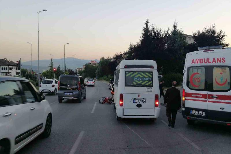 Karabük’te zincirleme trafik kazası: 9 yaralı Karabük’ün Safranbolu ilçesinde servis minibüsü, kırmızı ışıkta bekleyen 2 otomobil