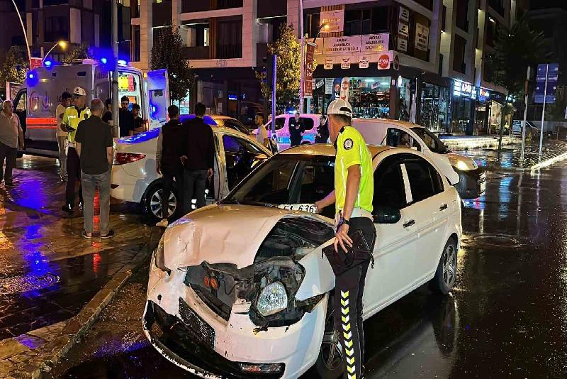 Düzce’de yağmur sebebi ile kayganlaşan yolda 2 otomobil çarpıştı. Kazada