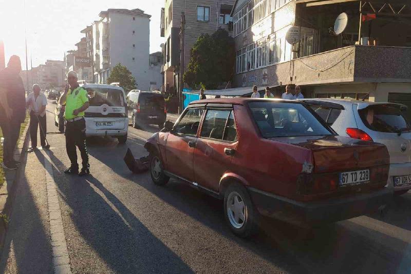 Kdz. Ereğli’de zincirleme kaza: 2 yaralı Zonguldak’ın Ereğli ilçesinde 3 aracın karıştığı zincirleme trafik kazasında 2
