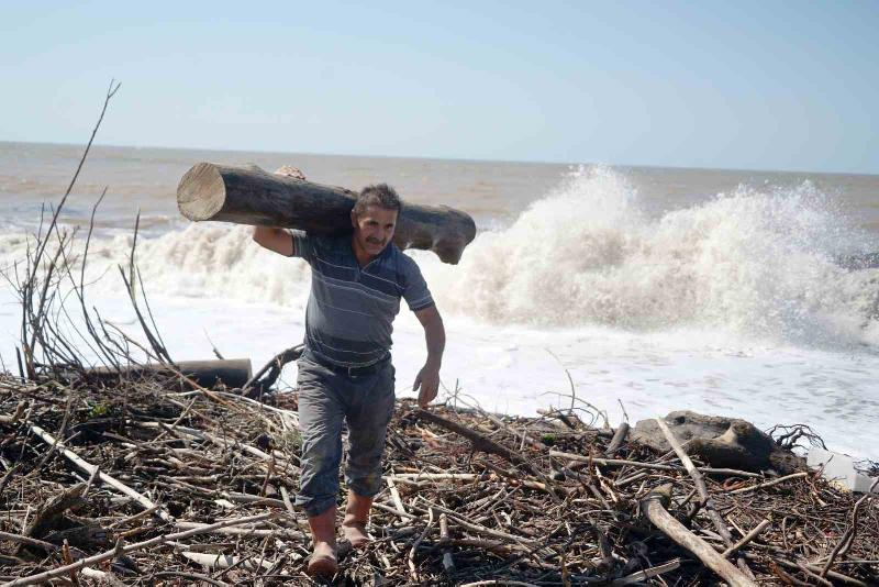 Kışlık yakacak ihtiyaçları için selin Karadeniz’e sürüklediği odunları topluyorlar Kastamonu’da yaşanan sel ve taşkınlarla derelerden denize sürüklenen odun parçaları,