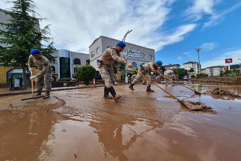 Bartın’da selin bıraktığı izlerin temizlenmesi için 800 komando sahada yerini