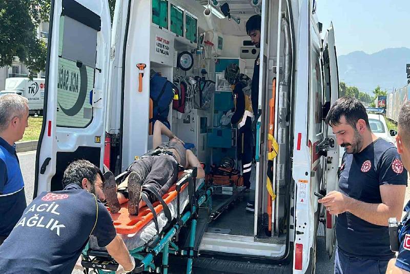 Kontrolden çıkan motosiklet yol kenarındaki mermere çarptı: 2 yaralı Düzce’de sürücüsünün kontrolünden çıkan motosiklet yol kenarındaki mermerlere çarparak durabildi.