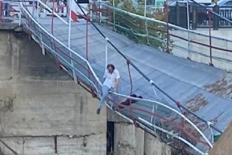 Zonguldak’ın Devrek ilçesinde yıkılmak üzere olan köprüden atlamak isteyen kişiyi