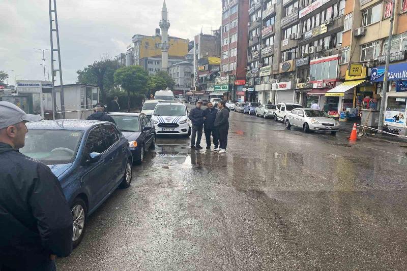 Zonguldak’ta kent merkezinde bulunan derenin debisinin yüksek seviyeye ulaşması nedeniyle