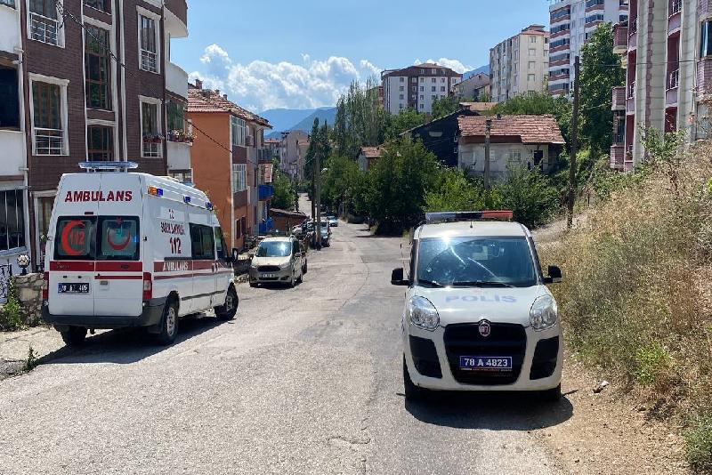 Karabük’te kötü kokuların geldiği eve giren polis ekipleri yalnız yaşayan