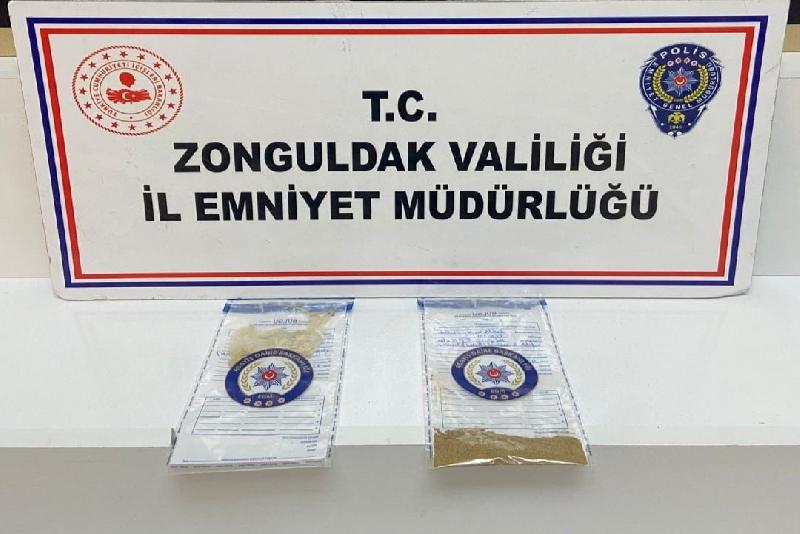 Zonguldak’ın Kozlu ilçesinde emniyet tarafından düzenlenen uyuşturucu operasyonunda 3 şüpheli