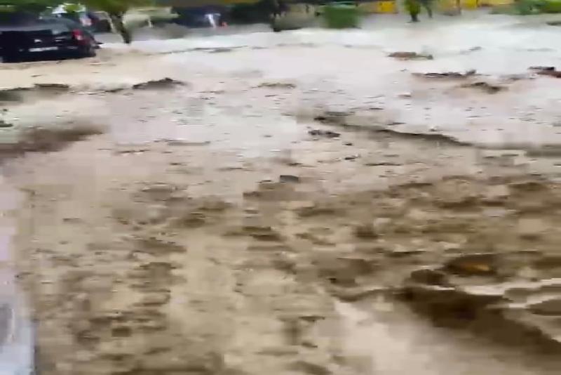 Zonguldak’ın Karaman beldesinde etkili olan kuvvetli sağanak sonrası yollar göle