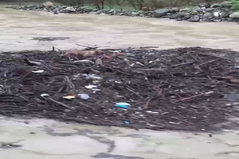 DÜZCE(İHA) – Düzce’de aşırı yağışlar dere yataklarında su seviyesini yükseltti.