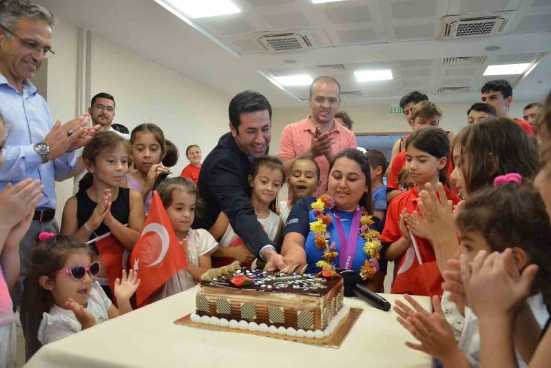 Çek Cumhuriyeti’nde gerçekleştirilen Para Okçuluk Dünya Şampiyonası’nda altın madalya kazanarak