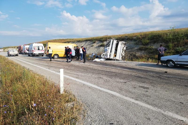 Kastamonu’da minibüs ile kamyonetin çarpışması neticesinde yaralanan 4 kişi, ambulanslarla