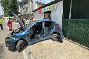 Düzce’de minibüs ile otomobilin çarpıştığı kazada otomobilin tekeri yerinden fırladı.