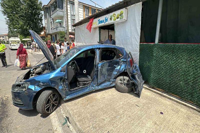 Minibüs ile otomobilin karıştığı kazada 4 kişi yaralandı Düzce’de minibüs ile otomobilin çarpıştığı kazada otomobilin tekeri yerinden fırladı.