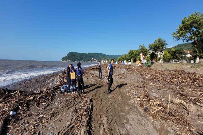 Kastamonu’nun Cide ilçesinde dalgaların sahile getirdiği odunları toplamak isteyen yaşlı