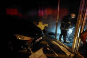 Zonguldak’ın Ereğli ilçesinde meydana gelen yangında itfaiye erleri iş yerindeki