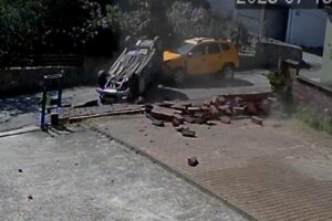 Bartın’da meydana gelen kazada, ticari taksiyle çarpışan otomobil önce beton