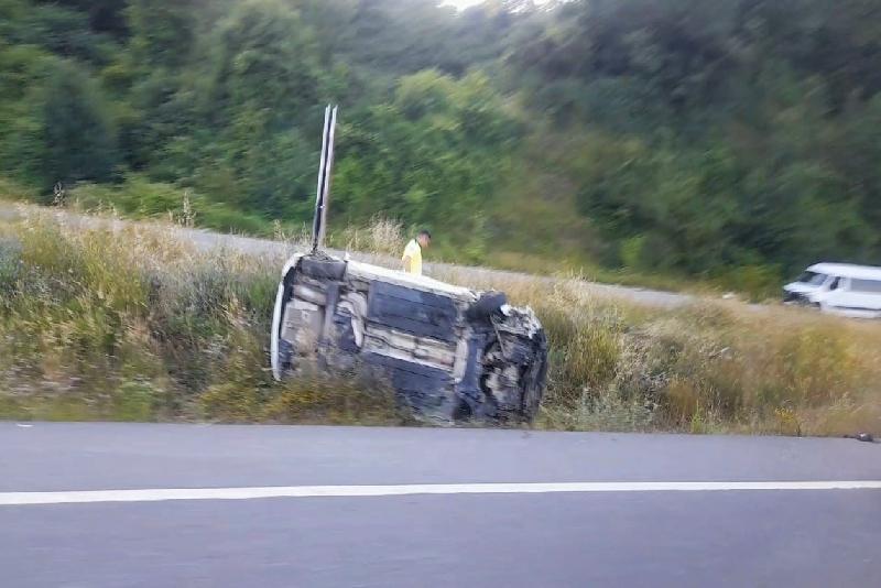 Zonguldak’ın Ereğli ilçesinde meydana gelen trafik kazasında takla atan araçta