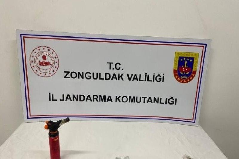 Otomobilde uyuşturucu madde bulundu Zonguldak’ın Alaplı ilçesinde jandarma ekiplerinin takibi sonucu durdurulan bir otomobilde