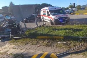 Zonguldak’ın Çaycuma ilçesinde bir araca çarpmamak için, sürücüsünün direksiyonu kırdığı