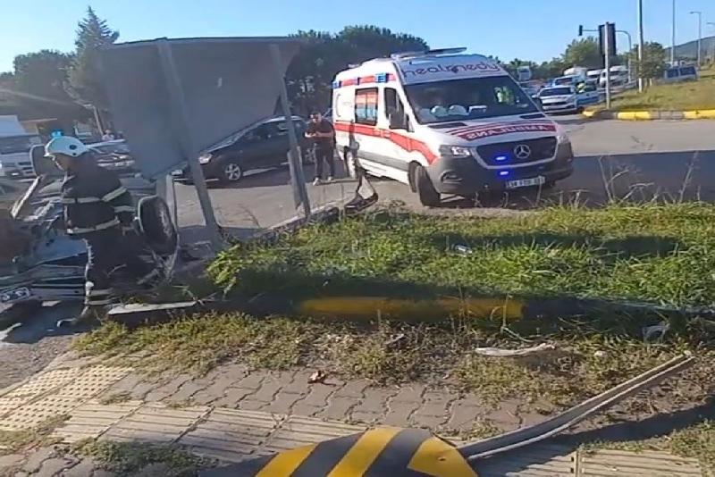 Zonguldak’ın Çaycuma ilçesinde bir araca çarpmamak için, sürücüsünün direksiyonu kırdığı