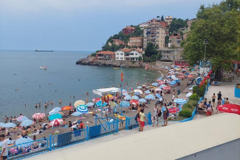 Zonguldak’ta hava sıcaklıklarının yükselmesiyle birlikte vatandaşlar serinlemek için Kapuz plajına