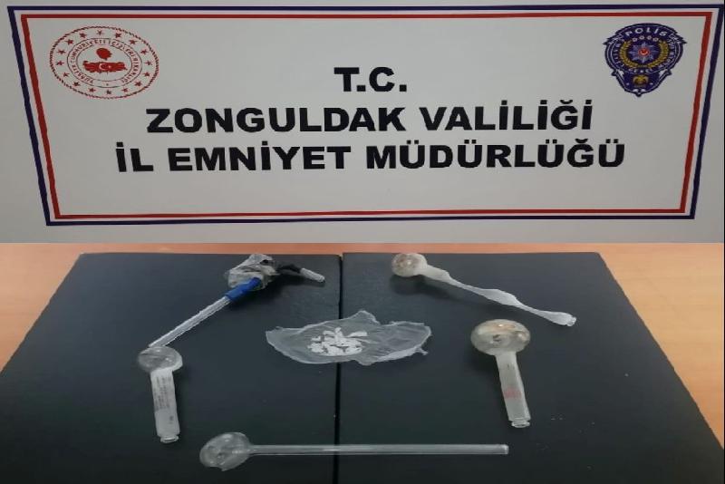 Zonguldak’ta polis ekiplerinin denetimlerinde şüpheli şahıslar uyuşturucu ile yakalandı. Edinilen