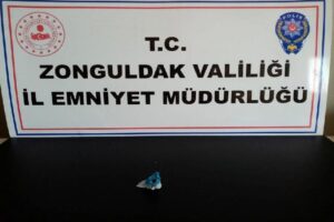 Zonguldak’ın Ereğli ilçesinde beş şüpheli polisin denetiminde uyuşturucu ile yakalandı.