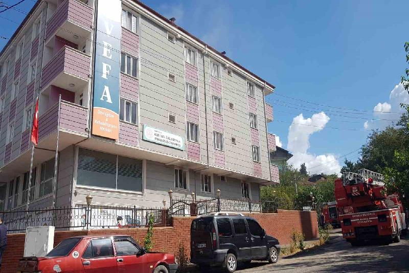 Karabük’te özel bir rehabilitasyon merkezinde çıkan yangın paniğe neden oldu.