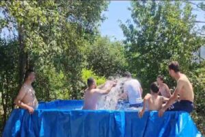 Bolu’nun Mudurnu ilçesinde sıcaktan bunalan gençler, traktör römorkunu havuz yaparak