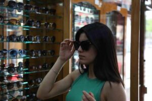 Yaz mevsiminin gelmesiyle ilginin arttığı güneş gözlükleri ile ilgili uyarılarda