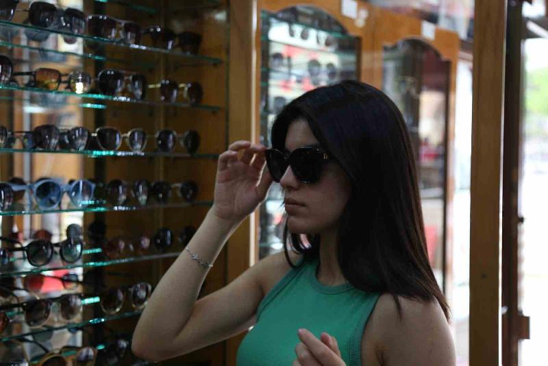 Yaz mevsiminin gelmesiyle ilginin arttığı güneş gözlükleri ile ilgili uyarılarda