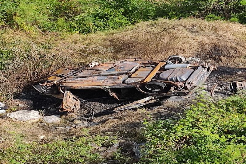 Şarampole devrilen otomobil alev aldı, sürücüsü hayatını kaybetti Kastamonu’nun Araç ilçesinde sürücüsünün direksiyon hakimiyetini kaybetmesi sonucu otomobil, şarampole