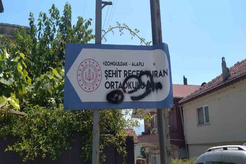 Zonguldak’ın Alaplı İlçesinde Şehit Recep Turan Okulunu gösteren yön tabelalarını