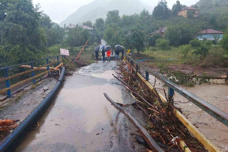 Sel felaketinde 18 ev tahliye edildi, köprünün bir bölümü yıkıldı Zonguldak’ın Ereğli ilçesinde gün boyu etkili olan yağış nedeniyle ilçeye