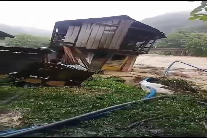 DÜZCE(İHA) – Düzce’nin Fındıklı ilçesinde sağanak nedeniyle dere kenarındaki ahır